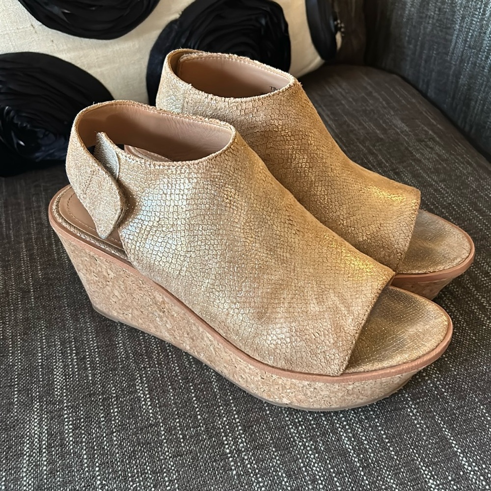 EUC Johnston & Murphy Platform Wedge in Gold Snakeskin - Size 8